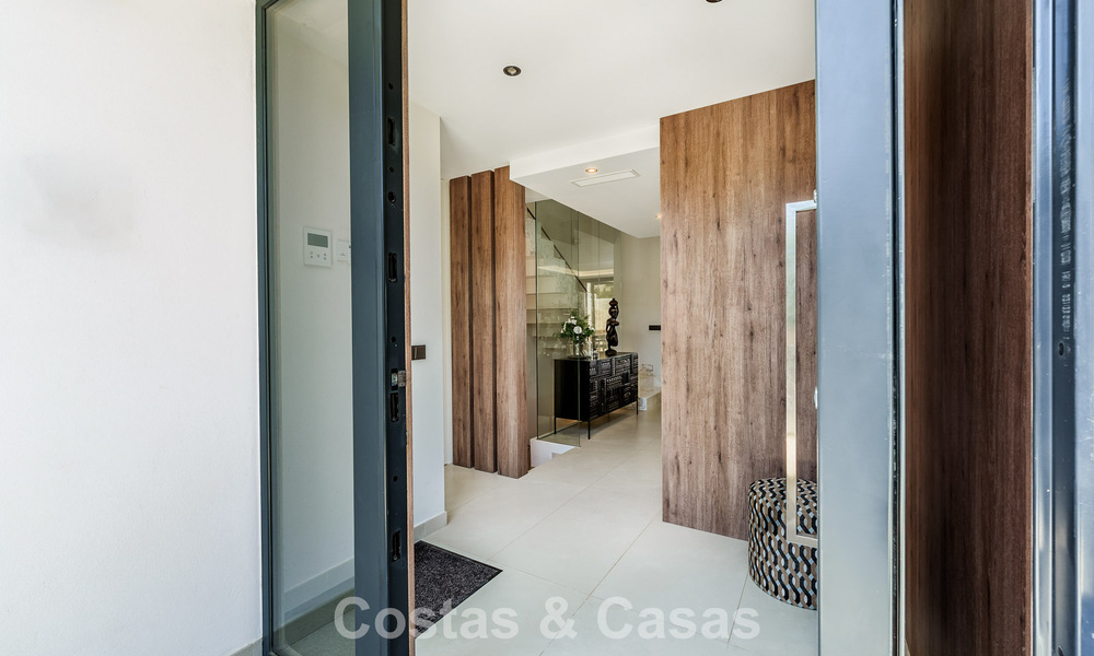 Move-in ready luxury property for sale within walking distance to the beach and Puerto Banus, Marbella 779245
