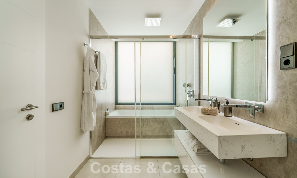 Move-in ready luxury property for sale within walking distance to the beach and Puerto Banus, Marbella 779250