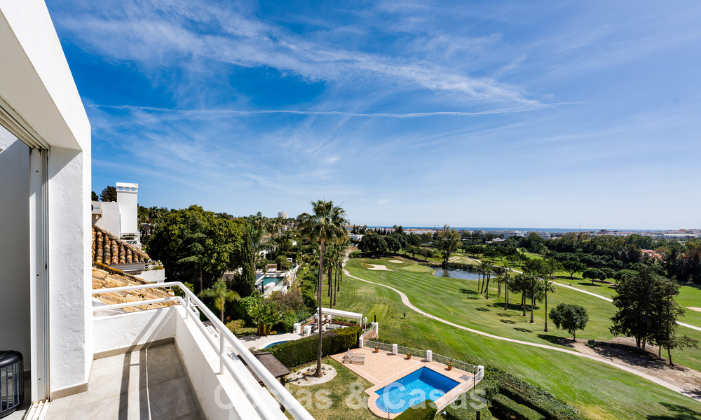 Frontline golf penthouse with stunning golf and sea views for sale in a gated community of Nueva Andalucia, Marbella 779089