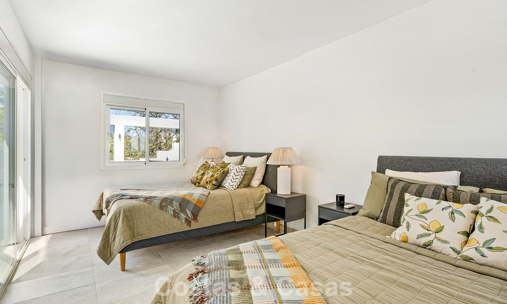 Frontline golf penthouse with stunning golf and sea views for sale in a gated community of Nueva Andalucia, Marbella 779091