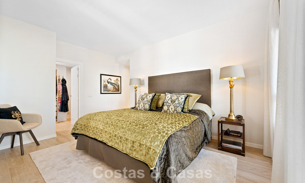 Frontline golf penthouse with stunning golf and sea views for sale in a gated community of Nueva Andalucia, Marbella 779096