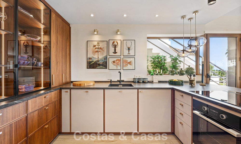 Frontline golf penthouse with stunning golf and sea views for sale in a gated community of Nueva Andalucia, Marbella 779104