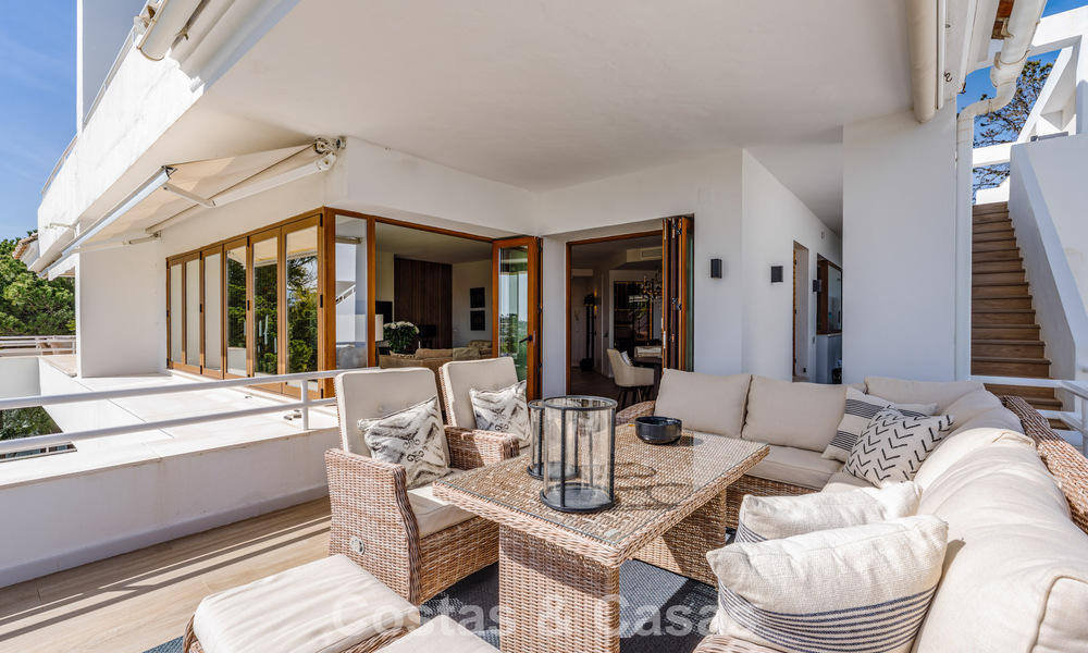 Frontline golf penthouse with stunning golf and sea views for sale in a gated community of Nueva Andalucia, Marbella 779109