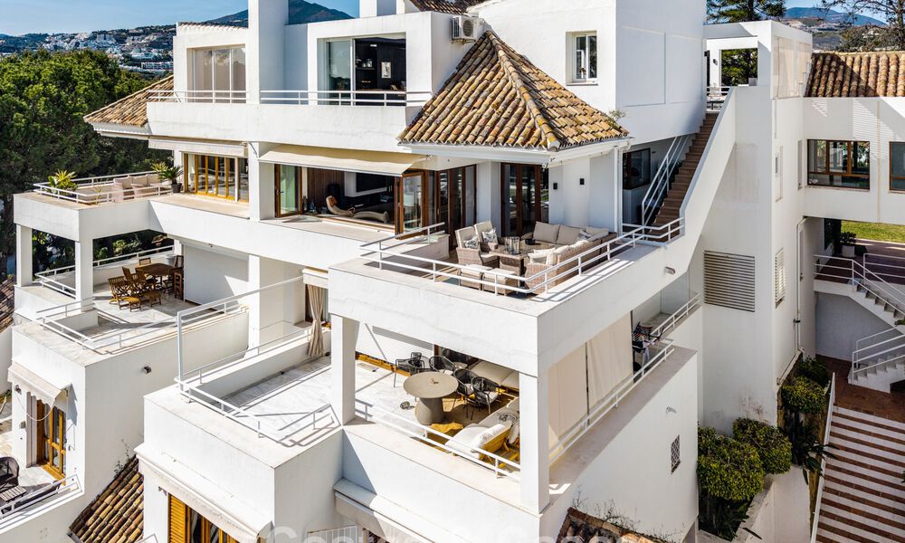 Frontline golf penthouse with stunning golf and sea views for sale in a gated community of Nueva Andalucia, Marbella 779113