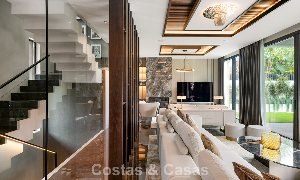 Move-in ready, state-of-the-art luxury villa for sale just a stone's throw from the beach on Marbella's coveted Golden Mile 779379