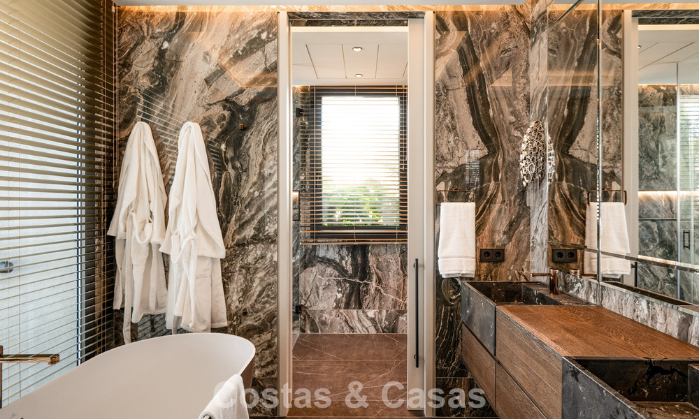 Move-in ready, state-of-the-art luxury villa for sale just a stone's throw from the beach on Marbella's coveted Golden Mile 779383