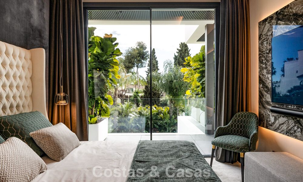Move-in ready, state-of-the-art luxury villa for sale just a stone's throw from the beach on Marbella's coveted Golden Mile 779384