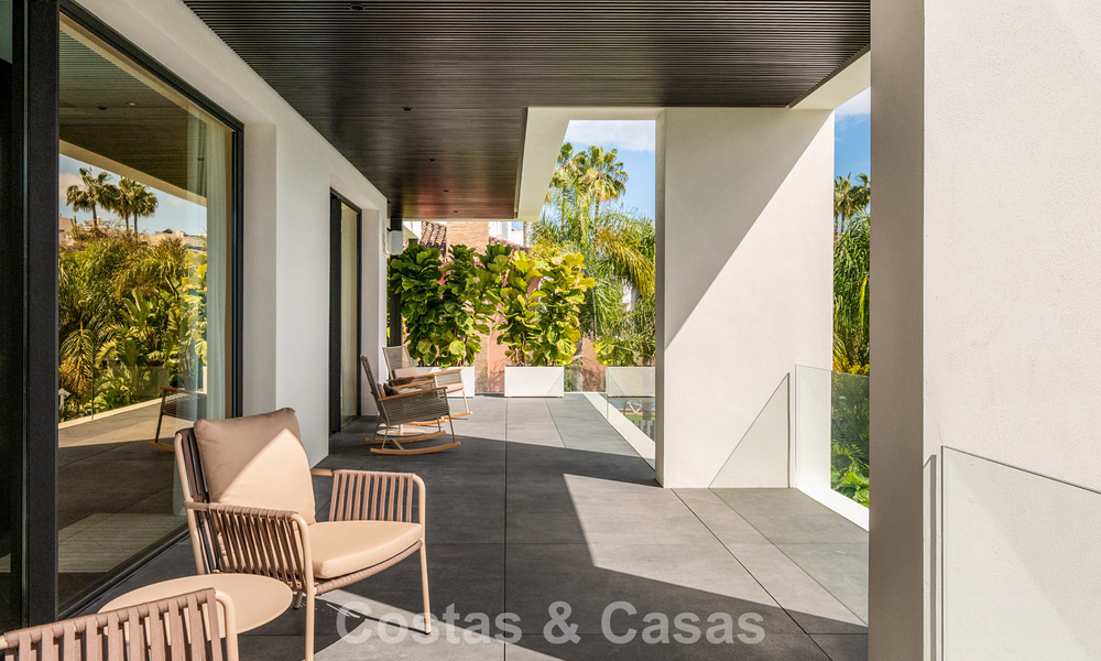 Move-in ready, state-of-the-art luxury villa for sale just a stone's throw from the beach on Marbella's coveted Golden Mile 779386
