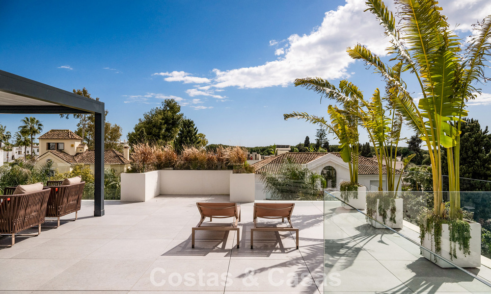 Move-in ready, state-of-the-art luxury villa for sale just a stone's throw from the beach on Marbella's coveted Golden Mile 779388