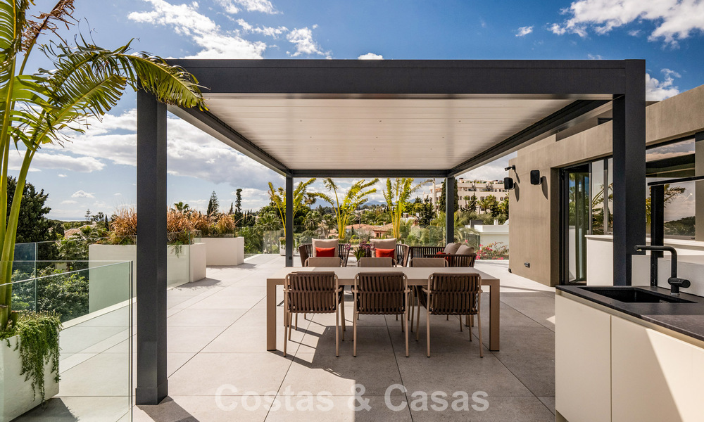 Move-in ready, state-of-the-art luxury villa for sale just a stone's throw from the beach on Marbella's coveted Golden Mile 779389