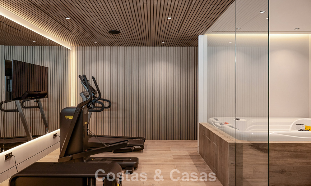 Move-in ready, state-of-the-art luxury villa for sale just a stone's throw from the beach on Marbella's coveted Golden Mile 779392