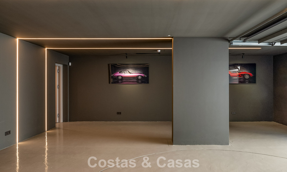 Move-in ready, state-of-the-art luxury villa for sale just a stone's throw from the beach on Marbella's coveted Golden Mile 779394