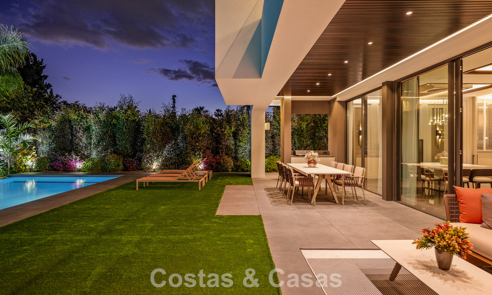 Move-in ready, state-of-the-art luxury villa for sale just a stone's throw from the beach on Marbella's coveted Golden Mile 779395