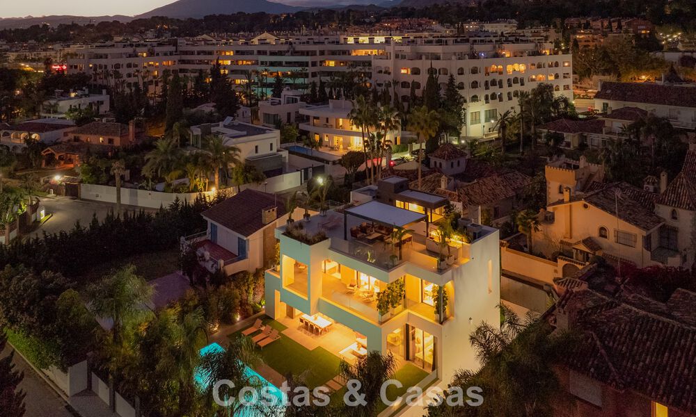 Move-in ready, state-of-the-art luxury villa for sale just a stone's throw from the beach on Marbella's coveted Golden Mile 779397