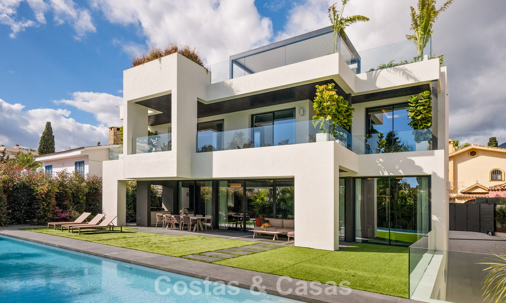 Move-in ready, state-of-the-art luxury villa for sale just a stone's throw from the beach on Marbella's coveted Golden Mile 779400
