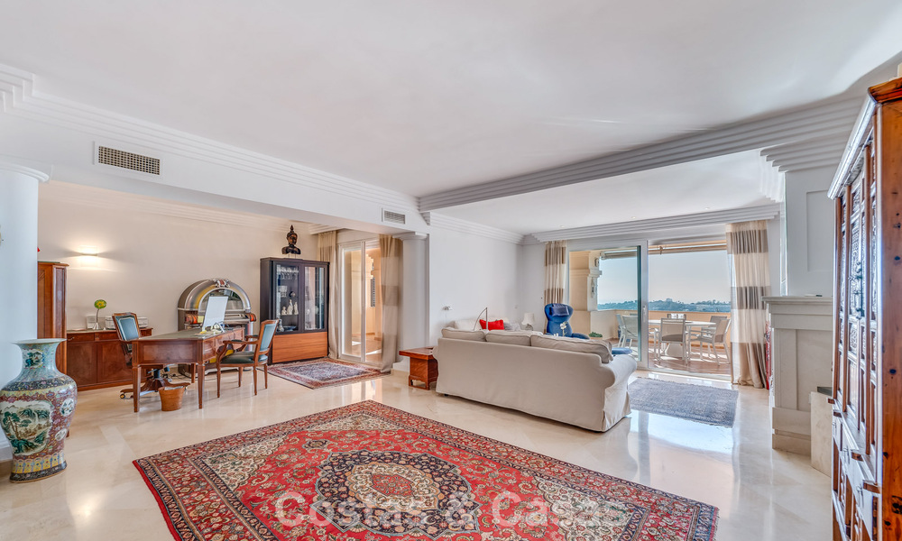 Sunny and spacious corner apartment with panoramic views for sale in the hills of Nueva Andalucia, Marbella 779571