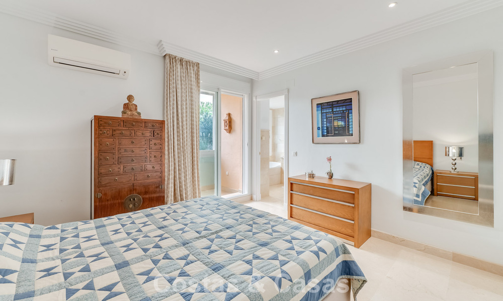 Sunny and spacious corner apartment with panoramic views for sale in the hills of Nueva Andalucia, Marbella 779574