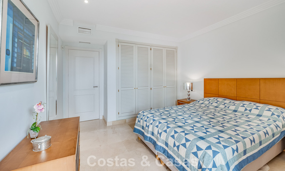 Sunny and spacious corner apartment with panoramic views for sale in the hills of Nueva Andalucia, Marbella 779575