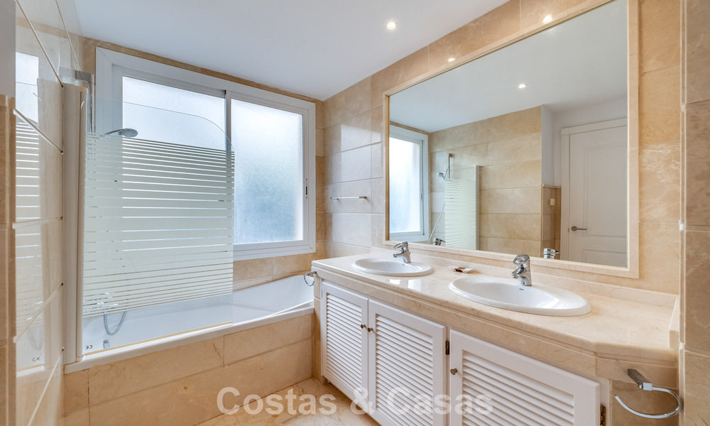 Sunny and spacious corner apartment with panoramic views for sale in the hills of Nueva Andalucia, Marbella 779576