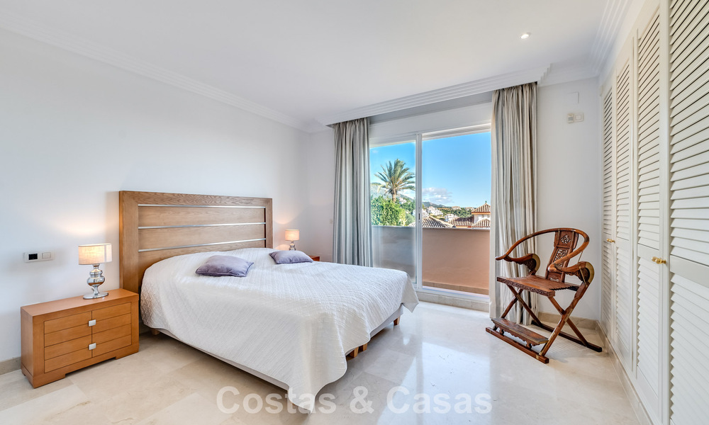 Sunny and spacious corner apartment with panoramic views for sale in the hills of Nueva Andalucia, Marbella 779578