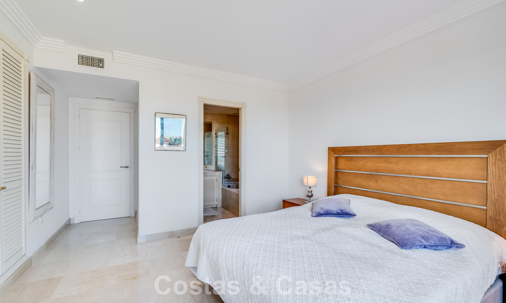 Sunny and spacious corner apartment with panoramic views for sale in the hills of Nueva Andalucia, Marbella 779579