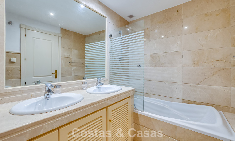 Sunny and spacious corner apartment with panoramic views for sale in the hills of Nueva Andalucia, Marbella 779580