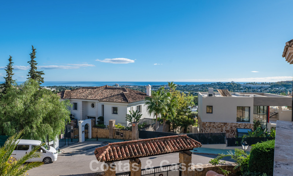 Sunny and spacious corner apartment with panoramic views for sale in the hills of Nueva Andalucia, Marbella 779581