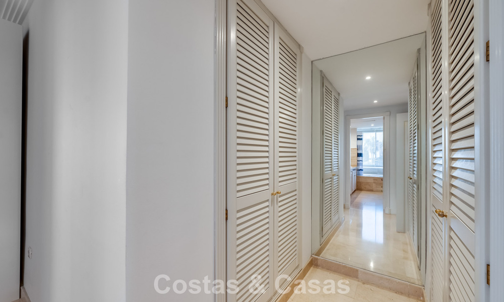 Sunny and spacious corner apartment with panoramic views for sale in the hills of Nueva Andalucia, Marbella 779582