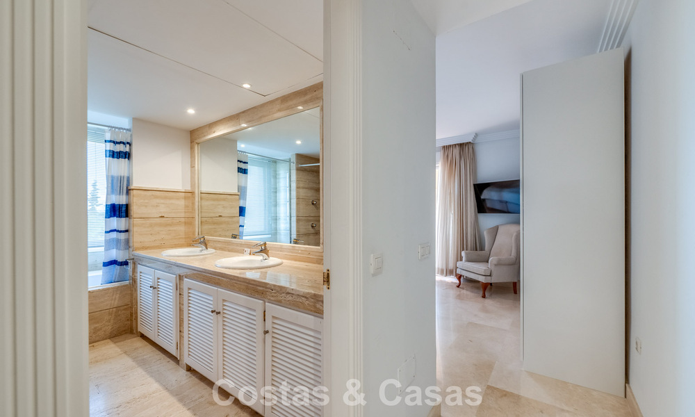 Sunny and spacious corner apartment with panoramic views for sale in the hills of Nueva Andalucia, Marbella 779583
