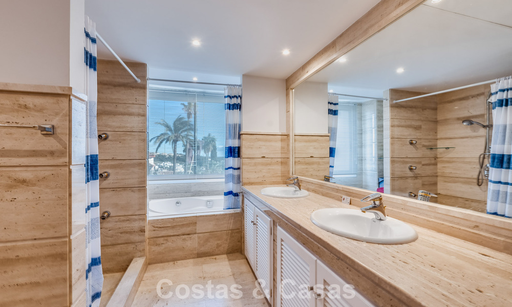 Sunny and spacious corner apartment with panoramic views for sale in the hills of Nueva Andalucia, Marbella 779584