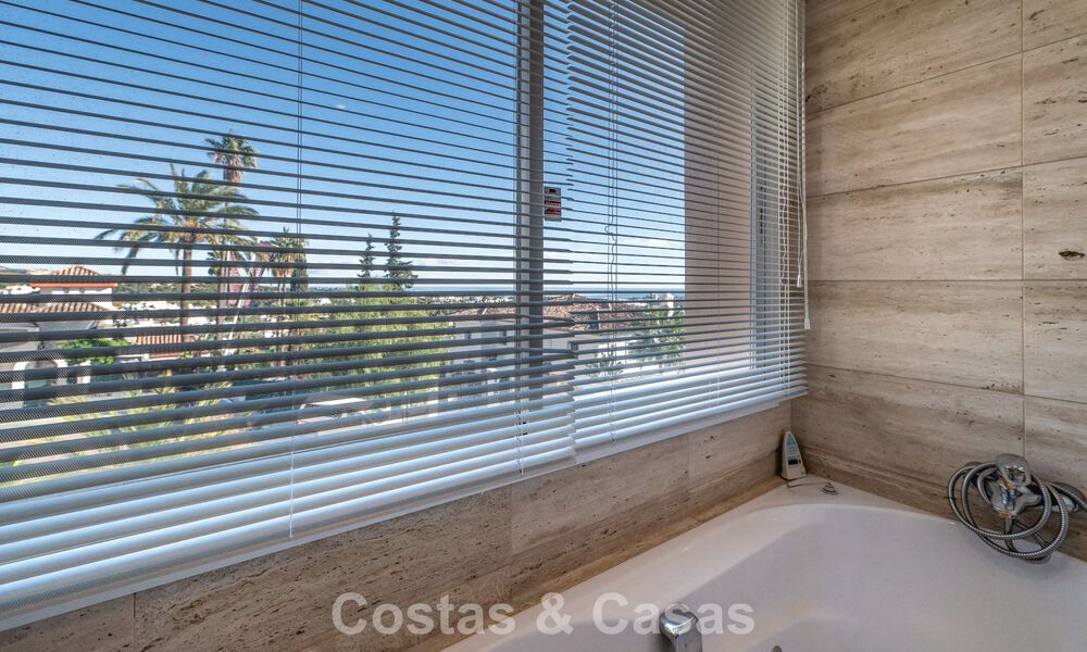 Sunny and spacious corner apartment with panoramic views for sale in the hills of Nueva Andalucia, Marbella 779585