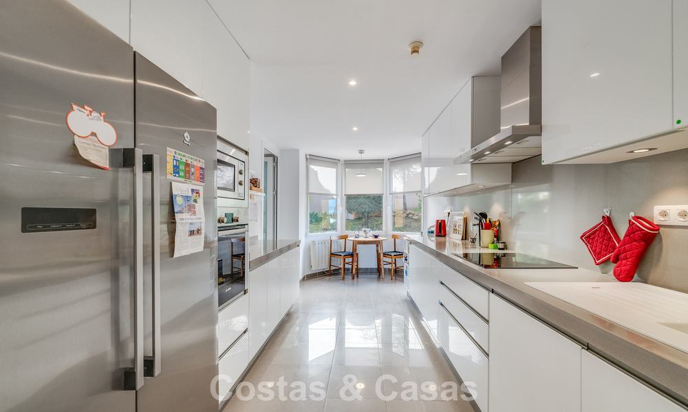 Sunny and spacious corner apartment with panoramic views for sale in the hills of Nueva Andalucia, Marbella 779587