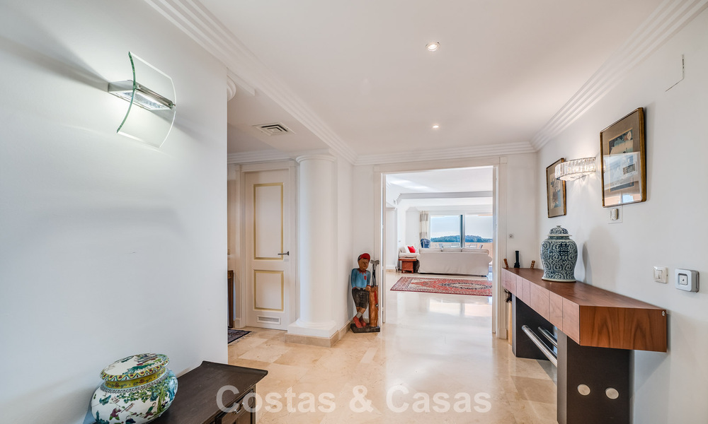 Sunny and spacious corner apartment with panoramic views for sale in the hills of Nueva Andalucia, Marbella 779591