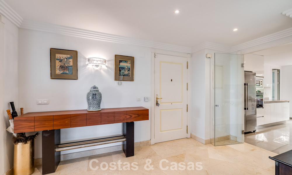 Sunny and spacious corner apartment with panoramic views for sale in the hills of Nueva Andalucia, Marbella 779592