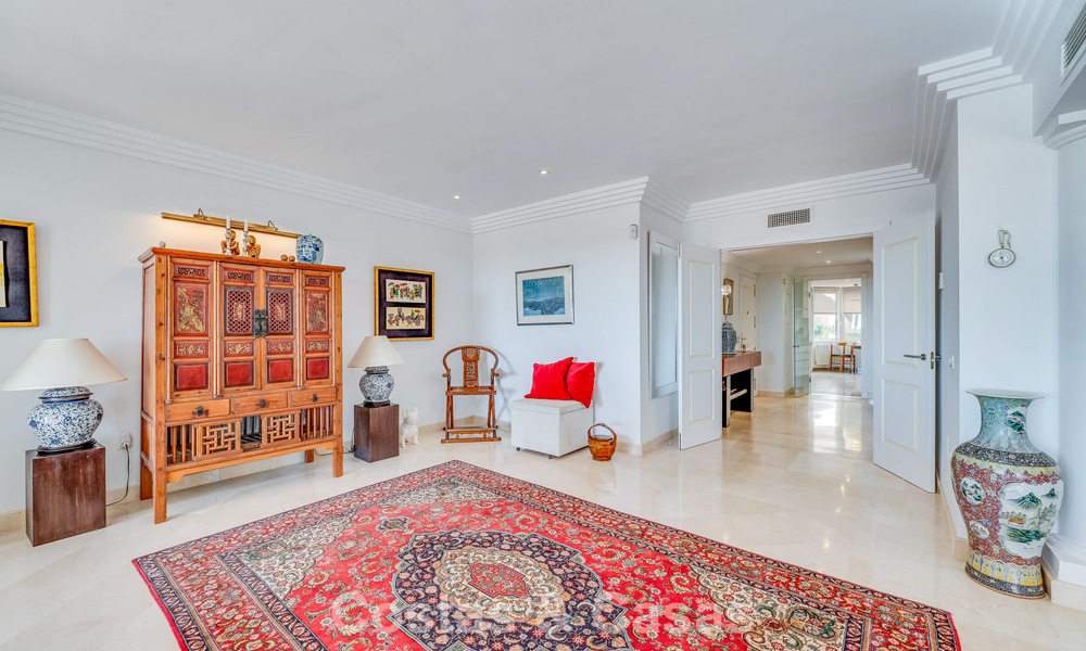 Sunny and spacious corner apartment with panoramic views for sale in the hills of Nueva Andalucia, Marbella 779595