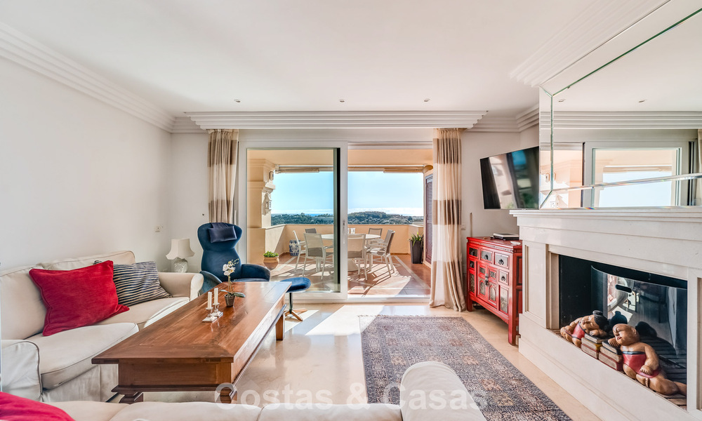 Sunny and spacious corner apartment with panoramic views for sale in the hills of Nueva Andalucia, Marbella 779596