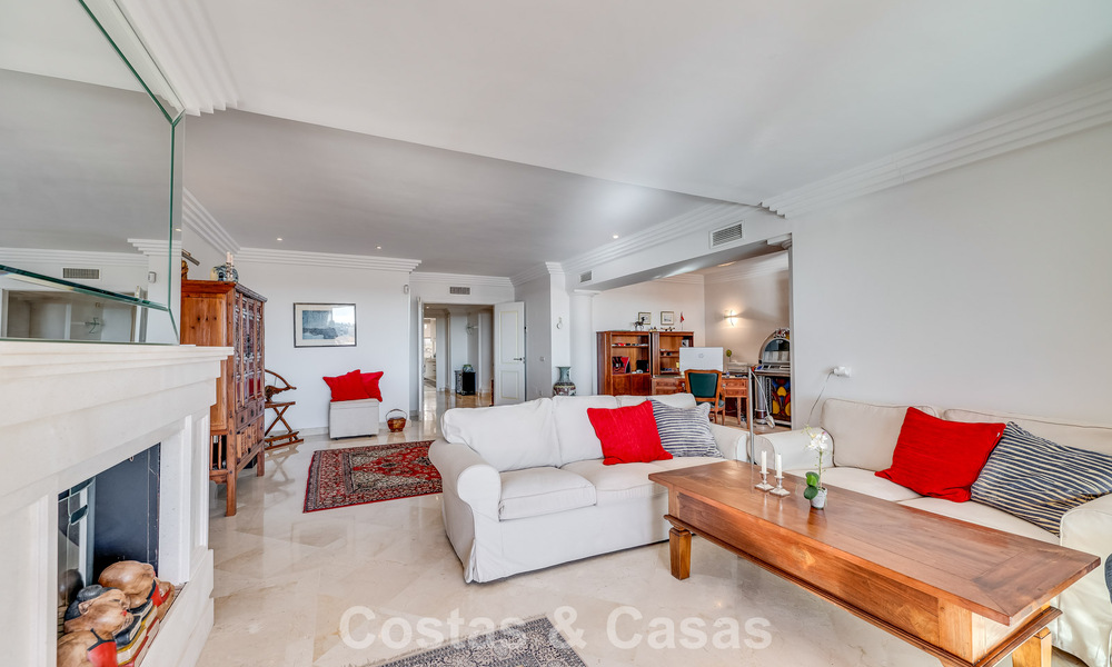 Sunny and spacious corner apartment with panoramic views for sale in the hills of Nueva Andalucia, Marbella 779598