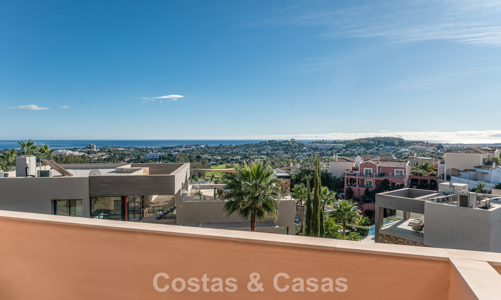 Sunny and spacious corner apartment with panoramic views for sale in the hills of Nueva Andalucia, Marbella 779600