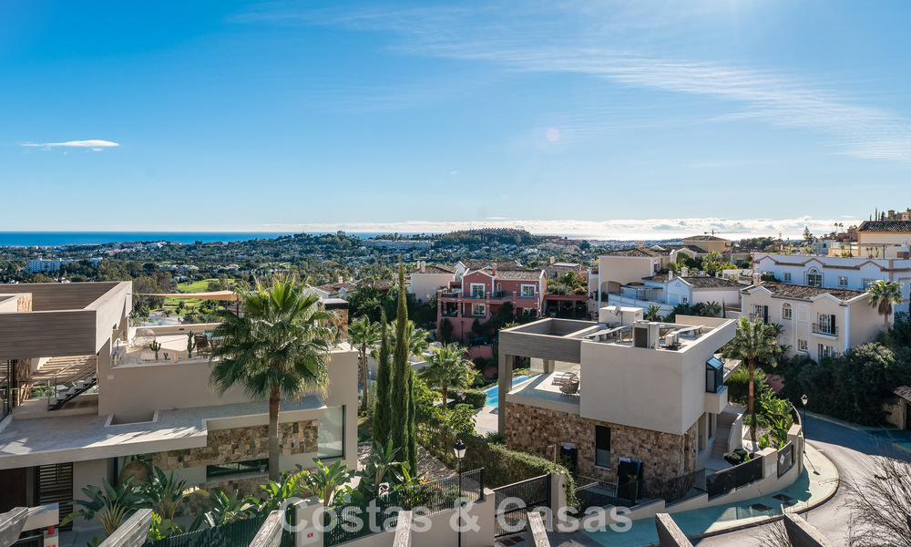 Sunny and spacious corner apartment with panoramic views for sale in the hills of Nueva Andalucia, Marbella 779601