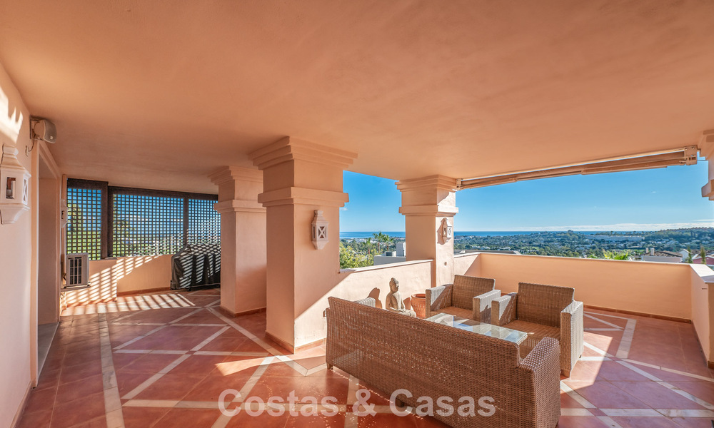Sunny and spacious corner apartment with panoramic views for sale in the hills of Nueva Andalucia, Marbella 779605