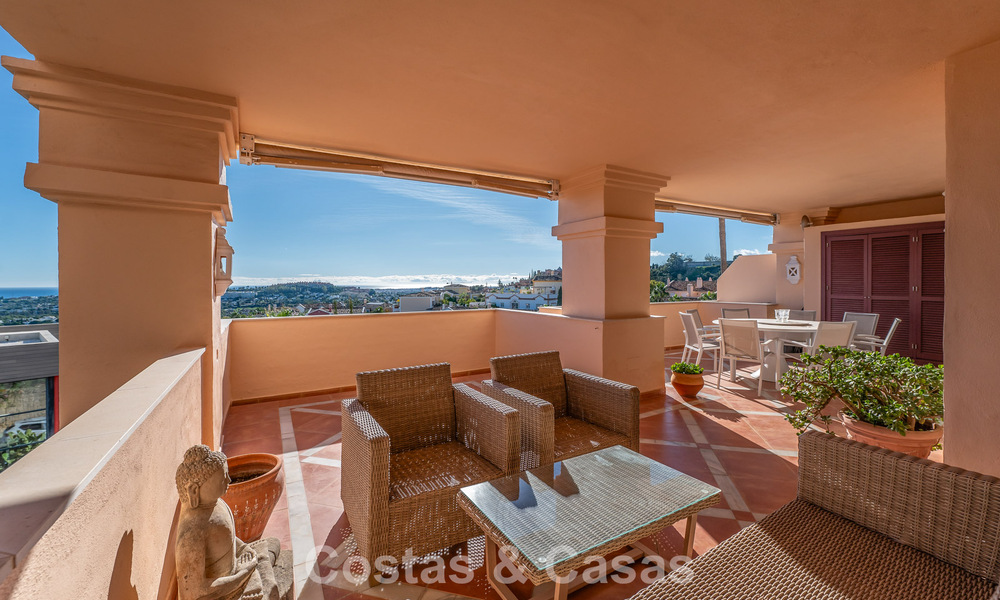 Sunny and spacious corner apartment with panoramic views for sale in the hills of Nueva Andalucia, Marbella 779607