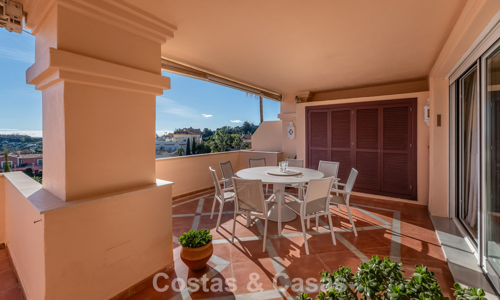 Sunny and spacious corner apartment with panoramic views for sale in the hills of Nueva Andalucia, Marbella 779608