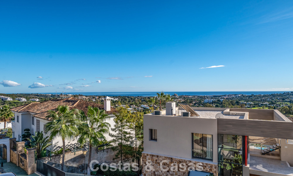 Sunny and spacious corner apartment with panoramic views for sale in the hills of Nueva Andalucia, Marbella 779609