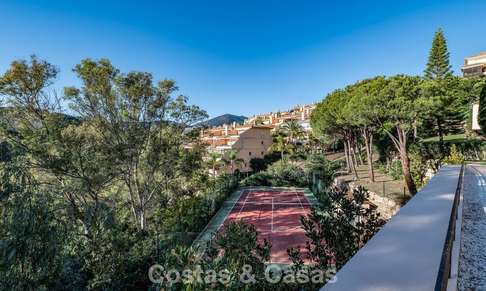 Sunny and spacious corner apartment with panoramic views for sale in the hills of Nueva Andalucia, Marbella 779616
