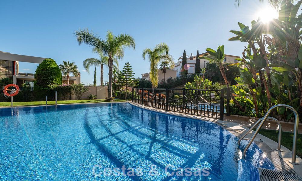 Sunny and spacious corner apartment with panoramic views for sale in the hills of Nueva Andalucia, Marbella 779623
