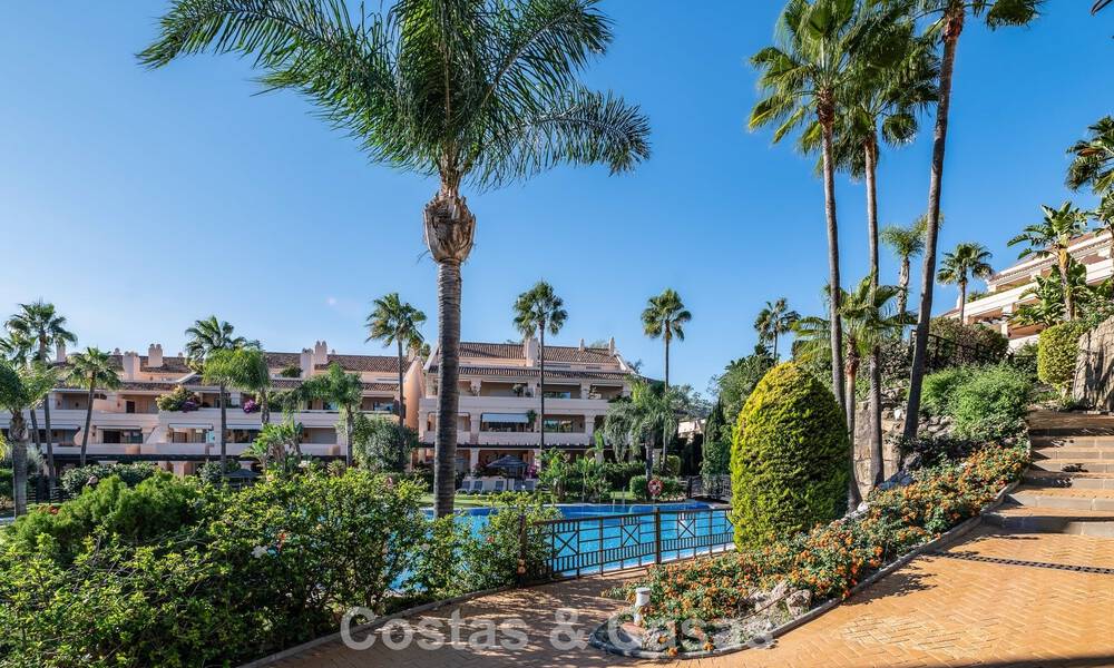 Sunny and spacious corner apartment with panoramic views for sale in the hills of Nueva Andalucia, Marbella 779627