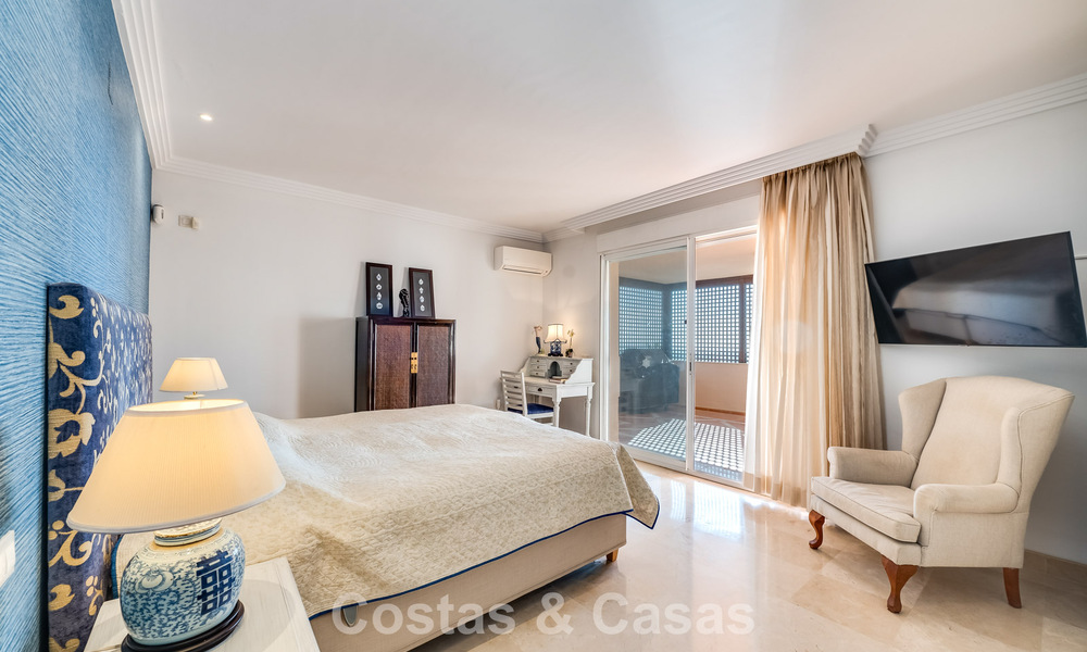 Sunny and spacious corner apartment with panoramic views for sale in the hills of Nueva Andalucia, Marbella 779628