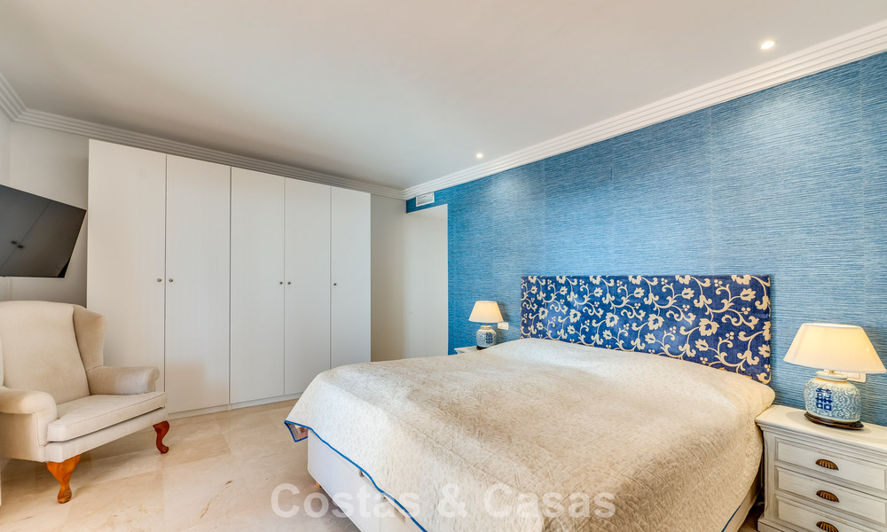 Sunny and spacious corner apartment with panoramic views for sale in the hills of Nueva Andalucia, Marbella 779629