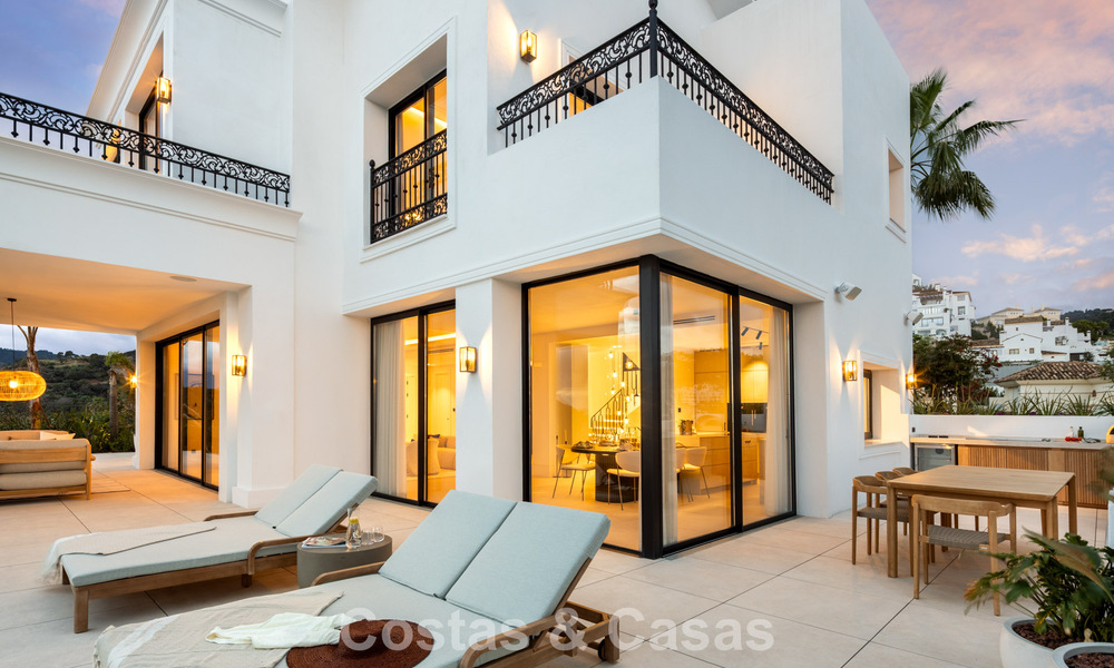 Spacious villa with luxurious Mediterranean architecture for sale, bordering the golf course in Marbella - Benahavis 779635