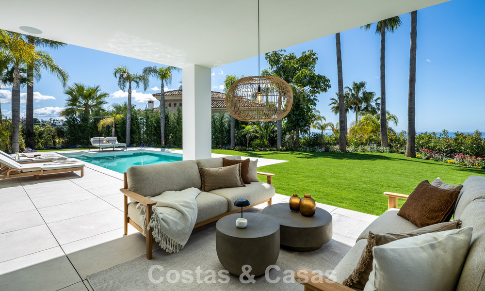 Spacious villa with luxurious Mediterranean architecture for sale, bordering the golf course in Marbella - Benahavis 779652